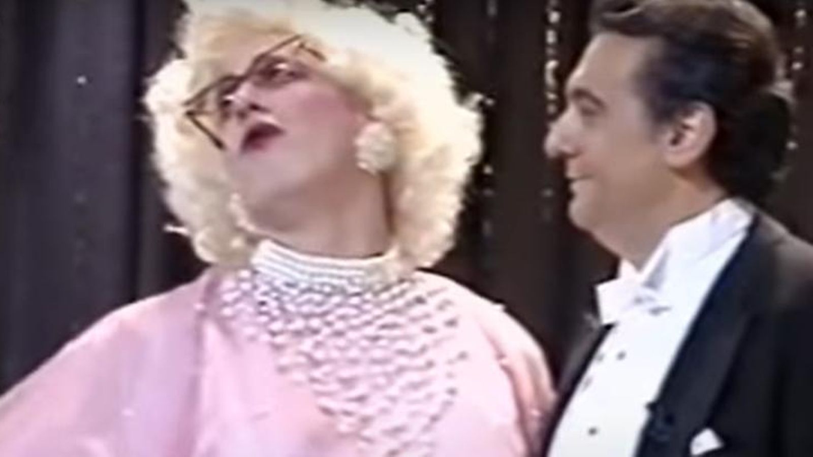 Josep Maria Mainat travestido junto a Plácido Domingo