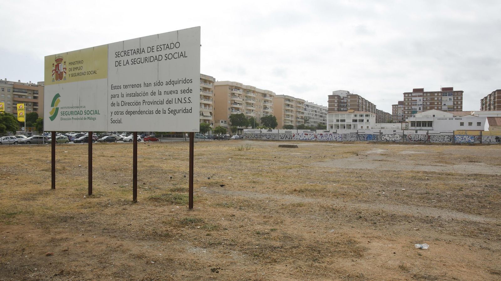 Imagen de la valla instalada informando del proyecto de construcción de la nueva sede.