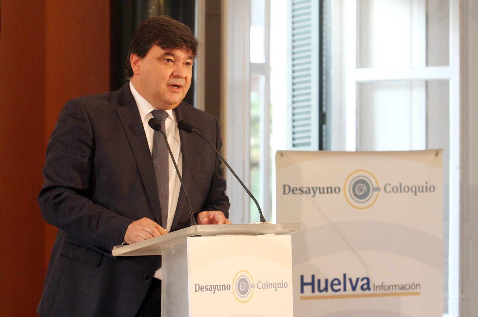 Imágenes de la conferencia y desayuno-coloquio de Gabriel Cruz, alcalde de Huelva