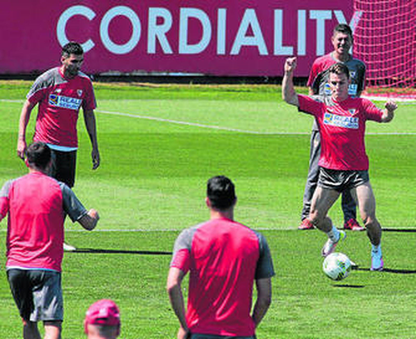 Neymar y Leo Messi durante el entrenamiento de ayer en la Ciudad Deportiva Joan Gamper.