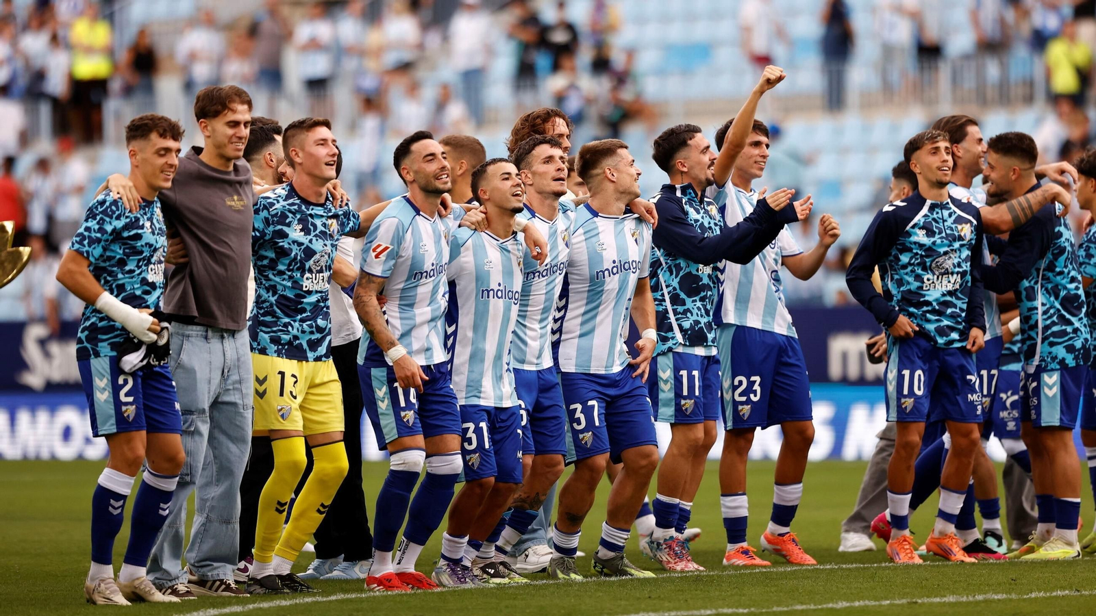 Los jugadores del Málaga celebran su última victoria en La Rosaleda. Los jugadores del Málaga celebran su última victoria en La Rosaleda.