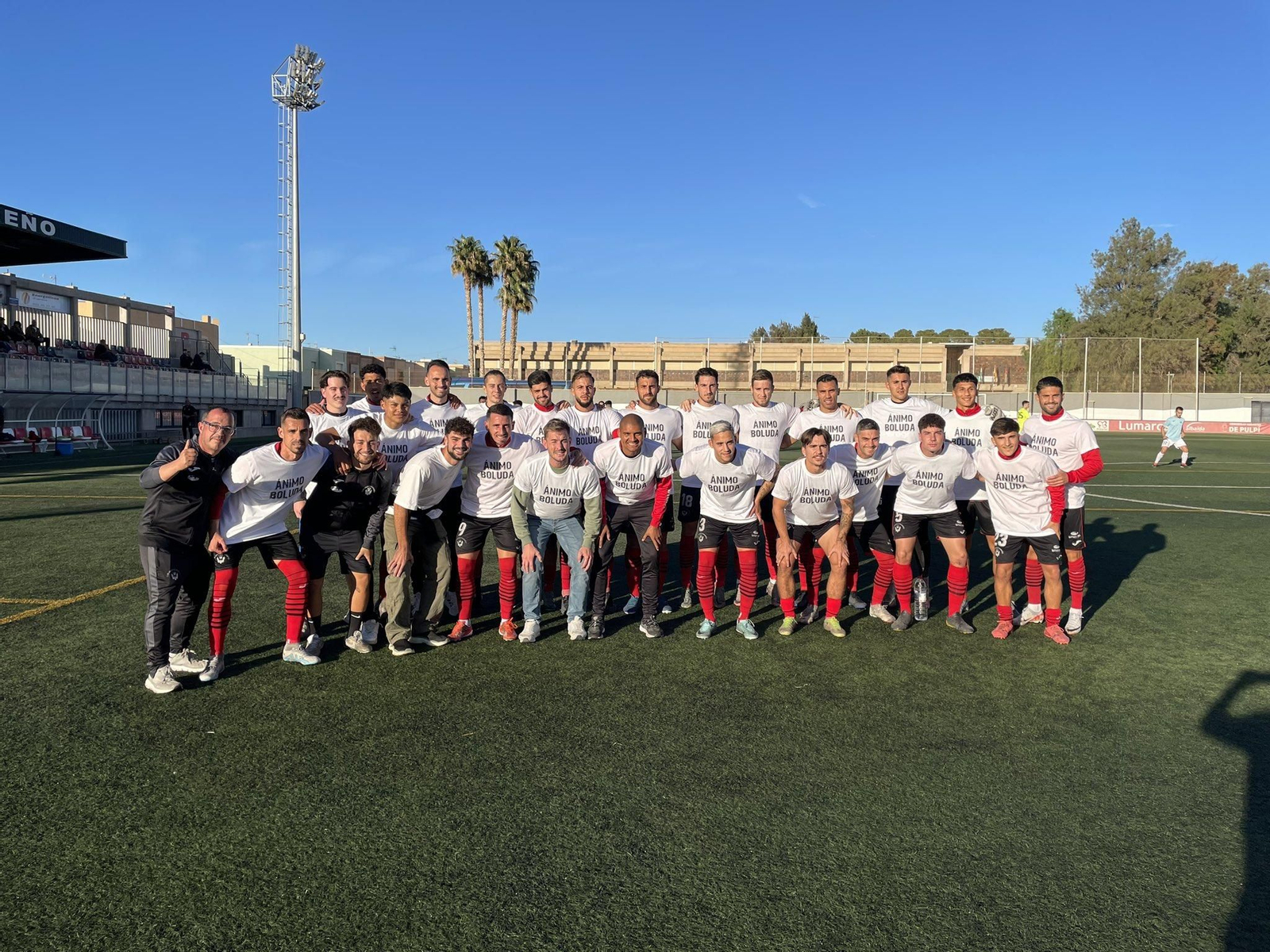 Los jugadores del conjunto rojinegros posan con una camiseta de ánimo a Boluda antes del comienzo del encuentro.