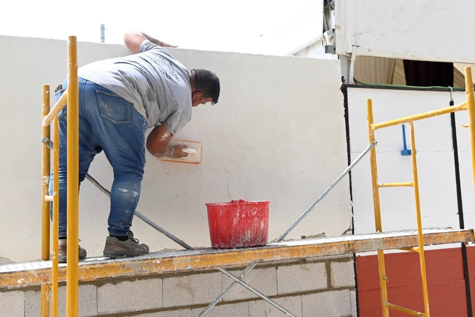 El montaje de las casetas y atracciones de la Feria de Córdoba 2024, en imágenes