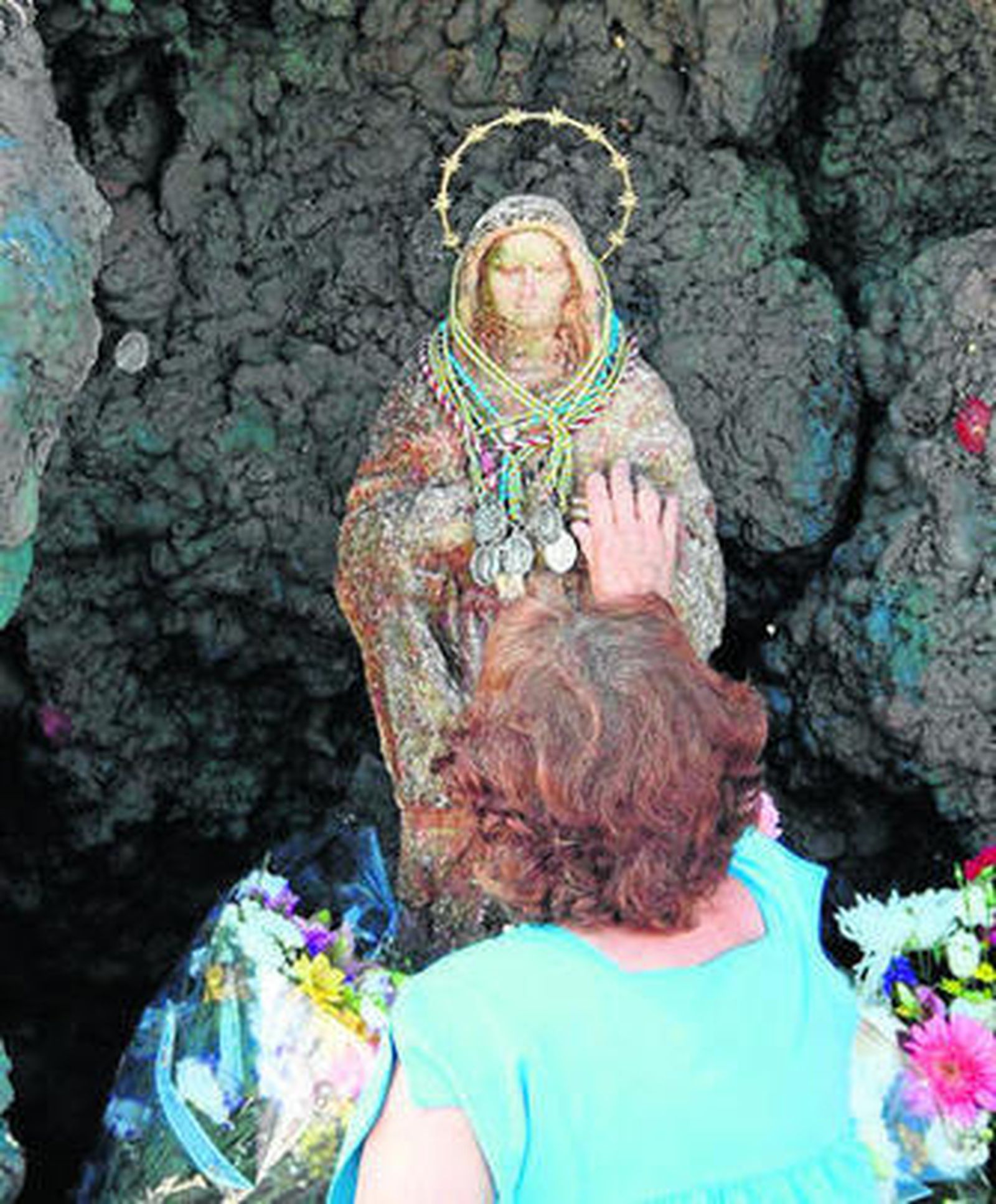 La imagen de la Virgen de la Palma entrando a la orilla de la playa de El Rinconcillo, ayer.