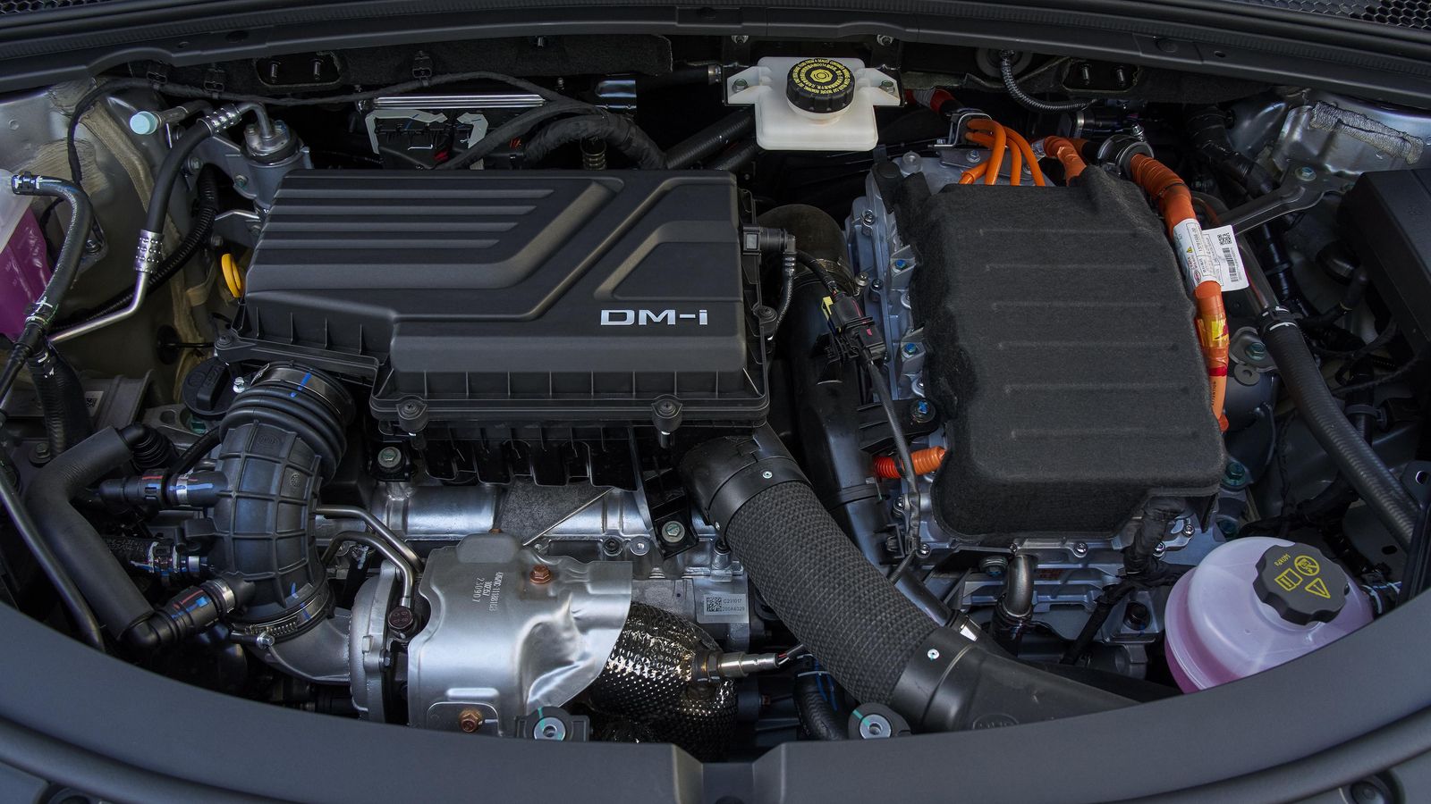 El motor de gasolina puede trabajar para mover el coche o, igualmente, para facilitar la producción de electricidad destinada a la batería.