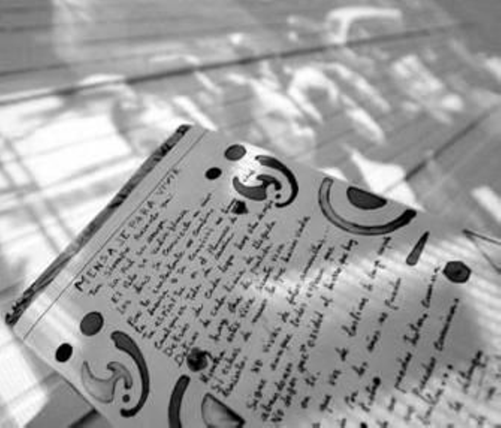 Una vecina del barrio junto a uno de los estudiantes del proyecto.