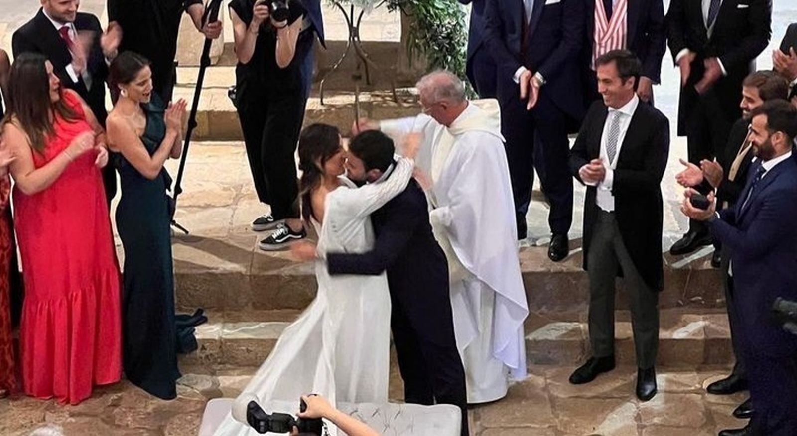 Matías Prats junior y Claudia Collado se abrazan tras la ceremonia religiosa en Sant Martí d'Ampuries