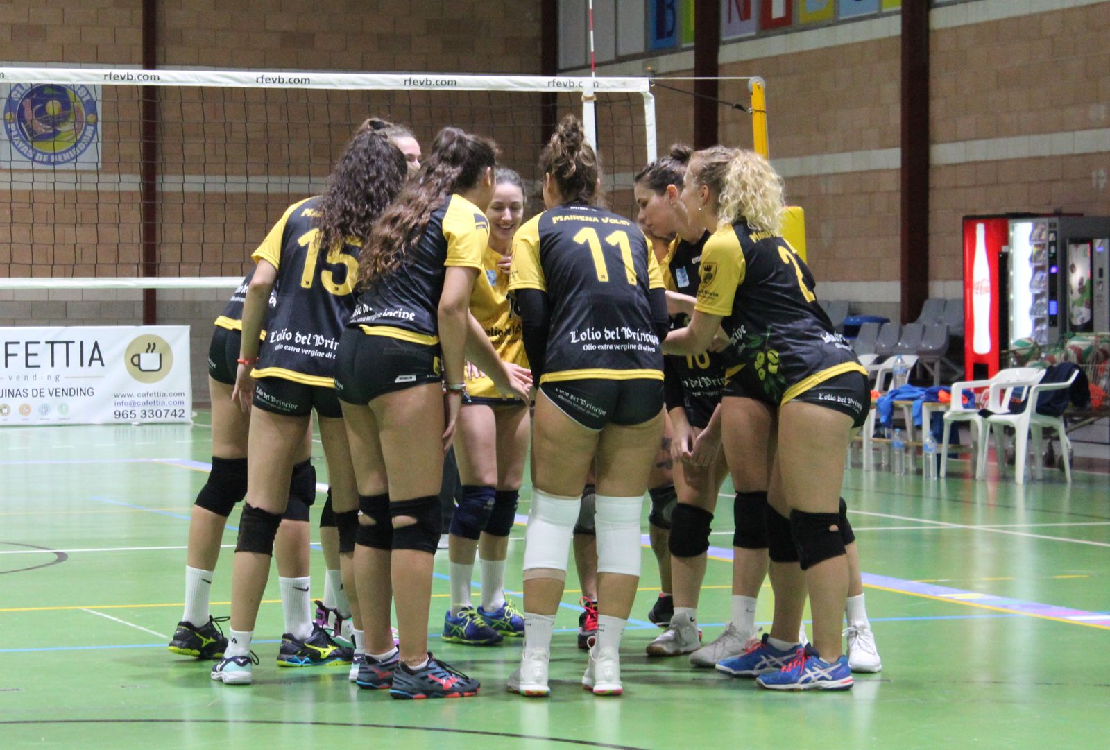 El Mairena Vóley festeja uno de los sets en Benidorm.