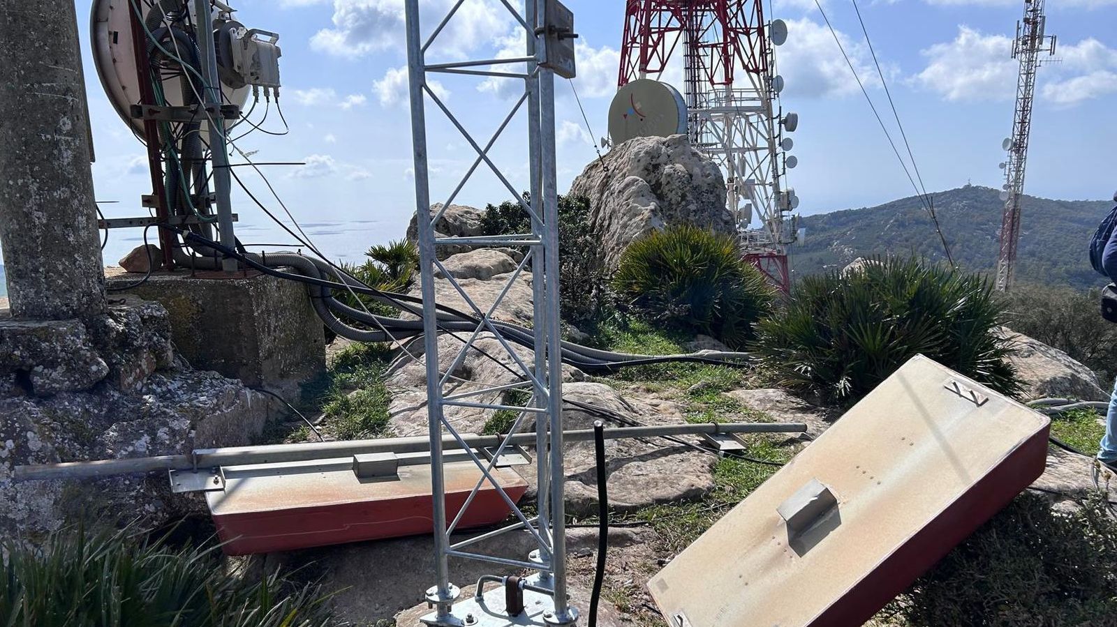 Acumulación de residuos técnicos en la cumbre de la Silla del Papa.