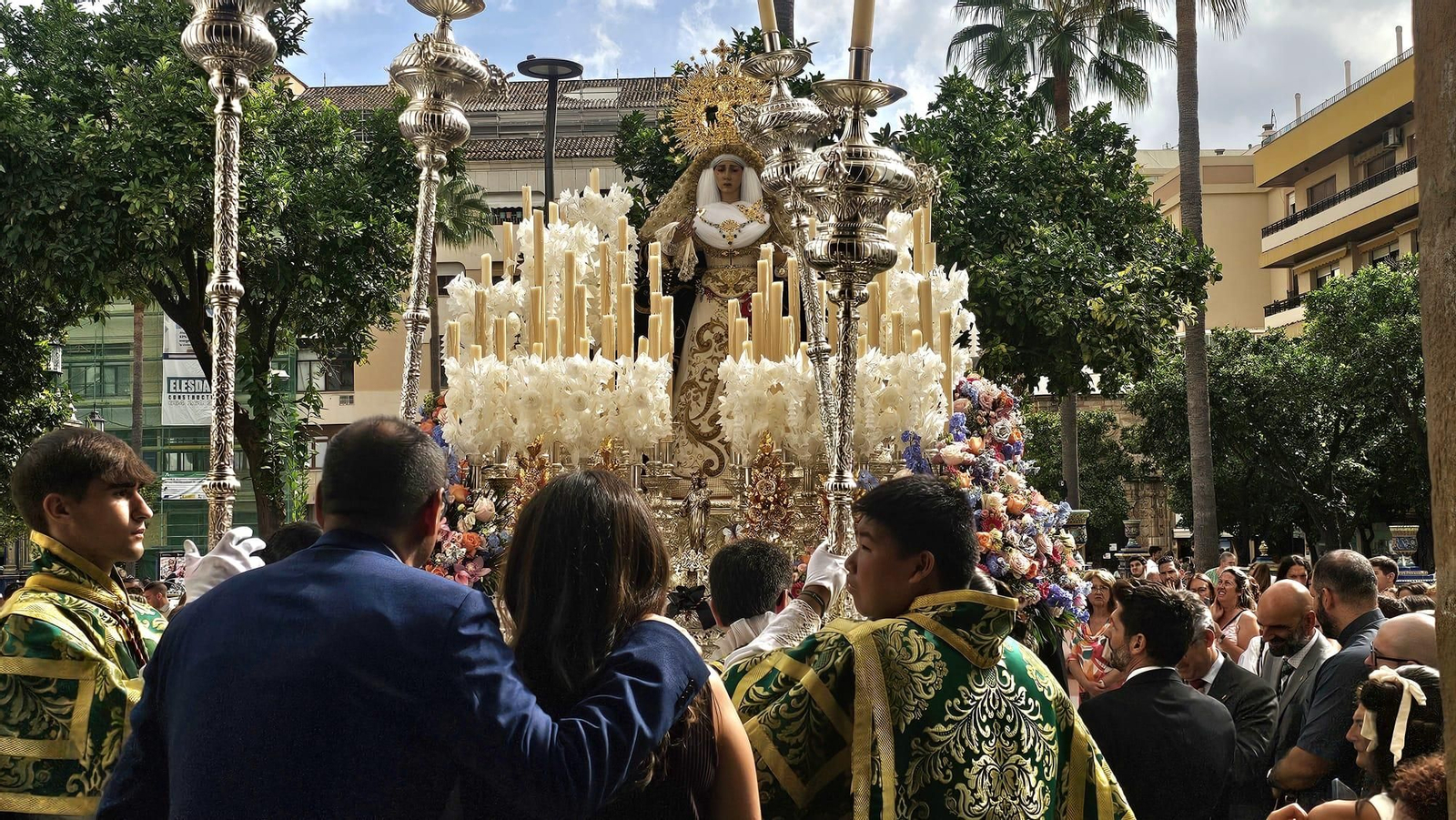 María Santísima de la Esperanza, antes de entrar en la iglesia de Nuestra Señora de la Palma.