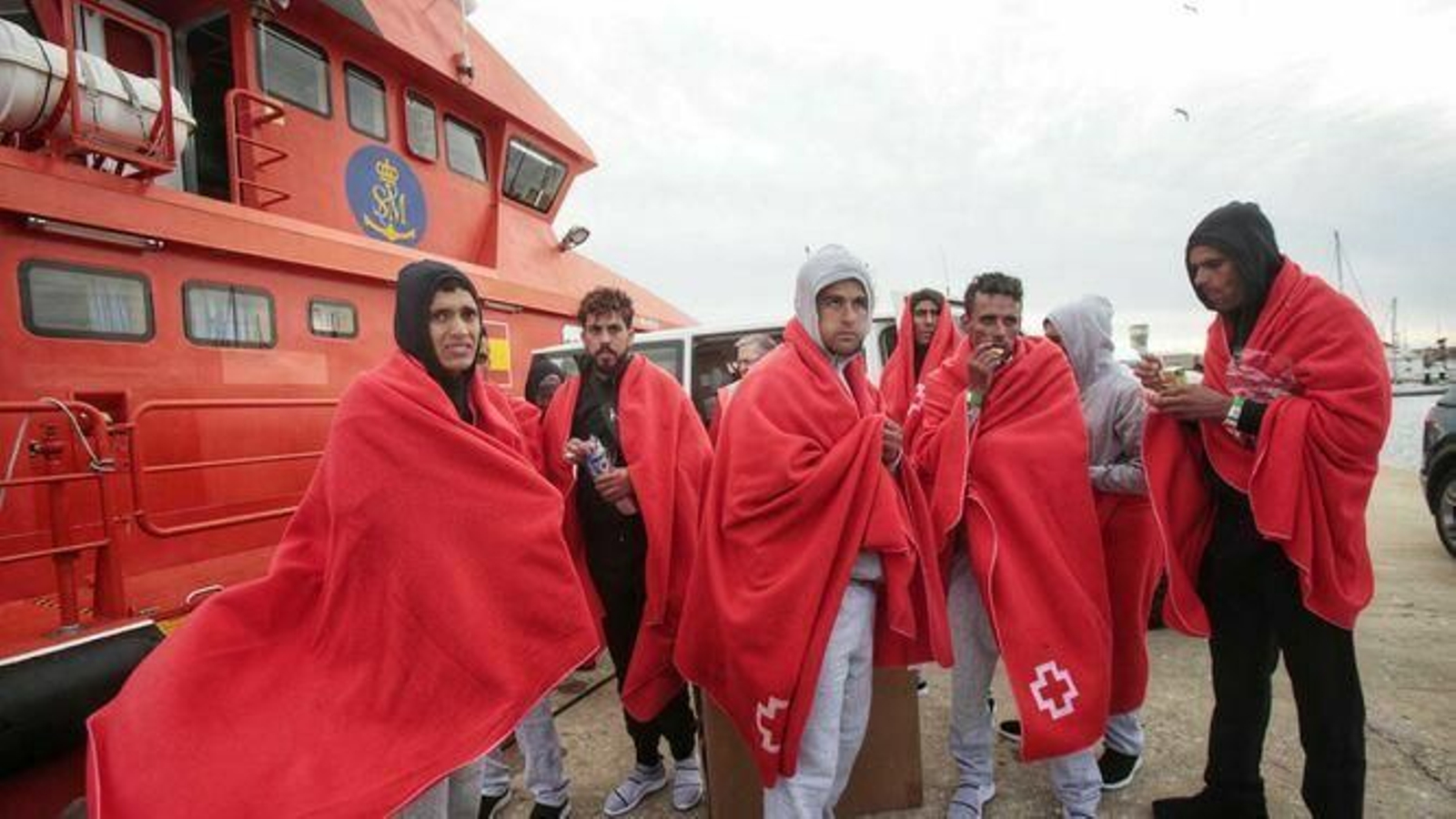 Algunos de los inmigrantes rescatados, una vez que desembarcaron en Puerto América, en noviembre del año pasado.