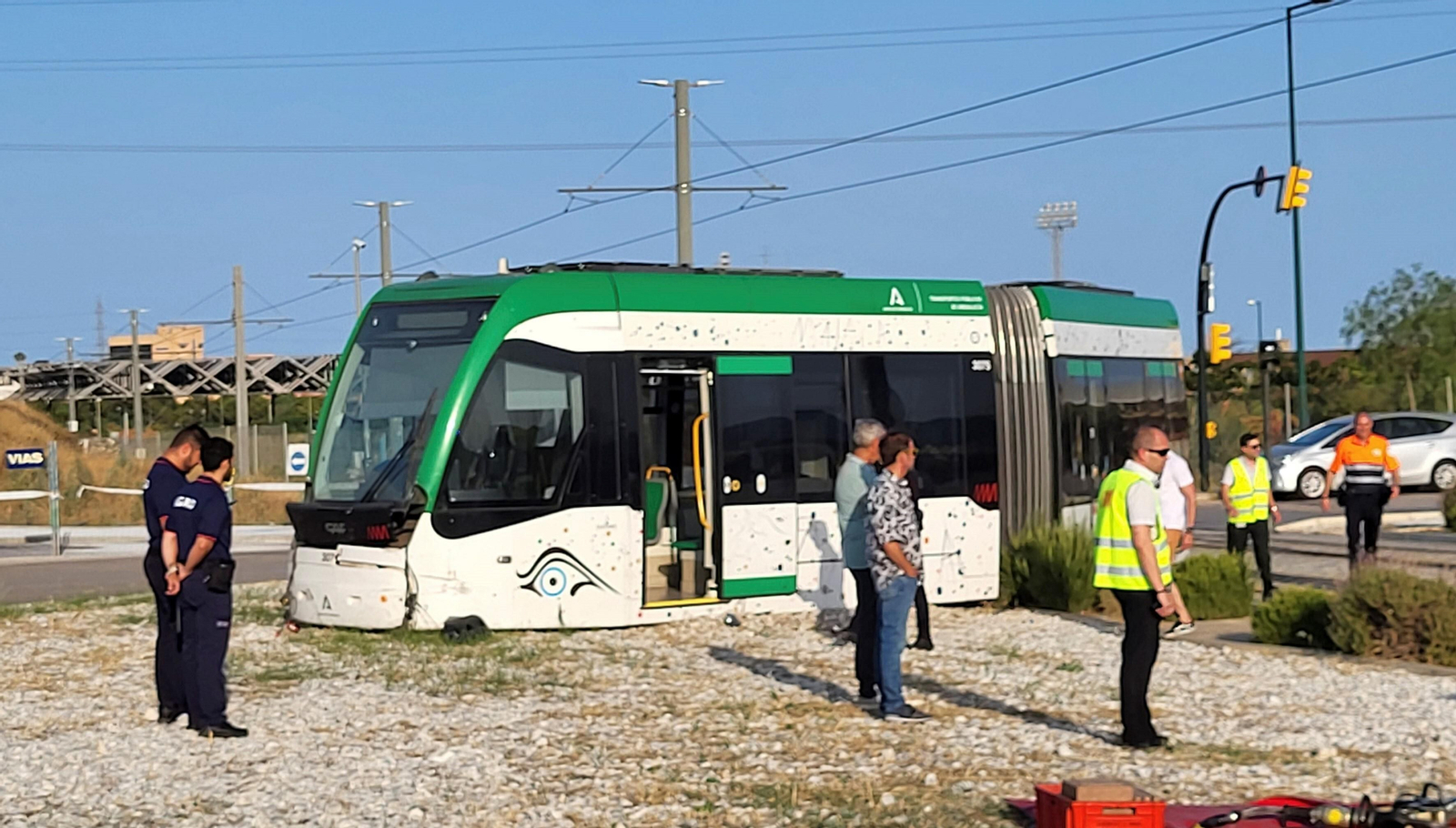 Las fotos del accidente entre el Metro de Málaga y un coche en El Cónsul