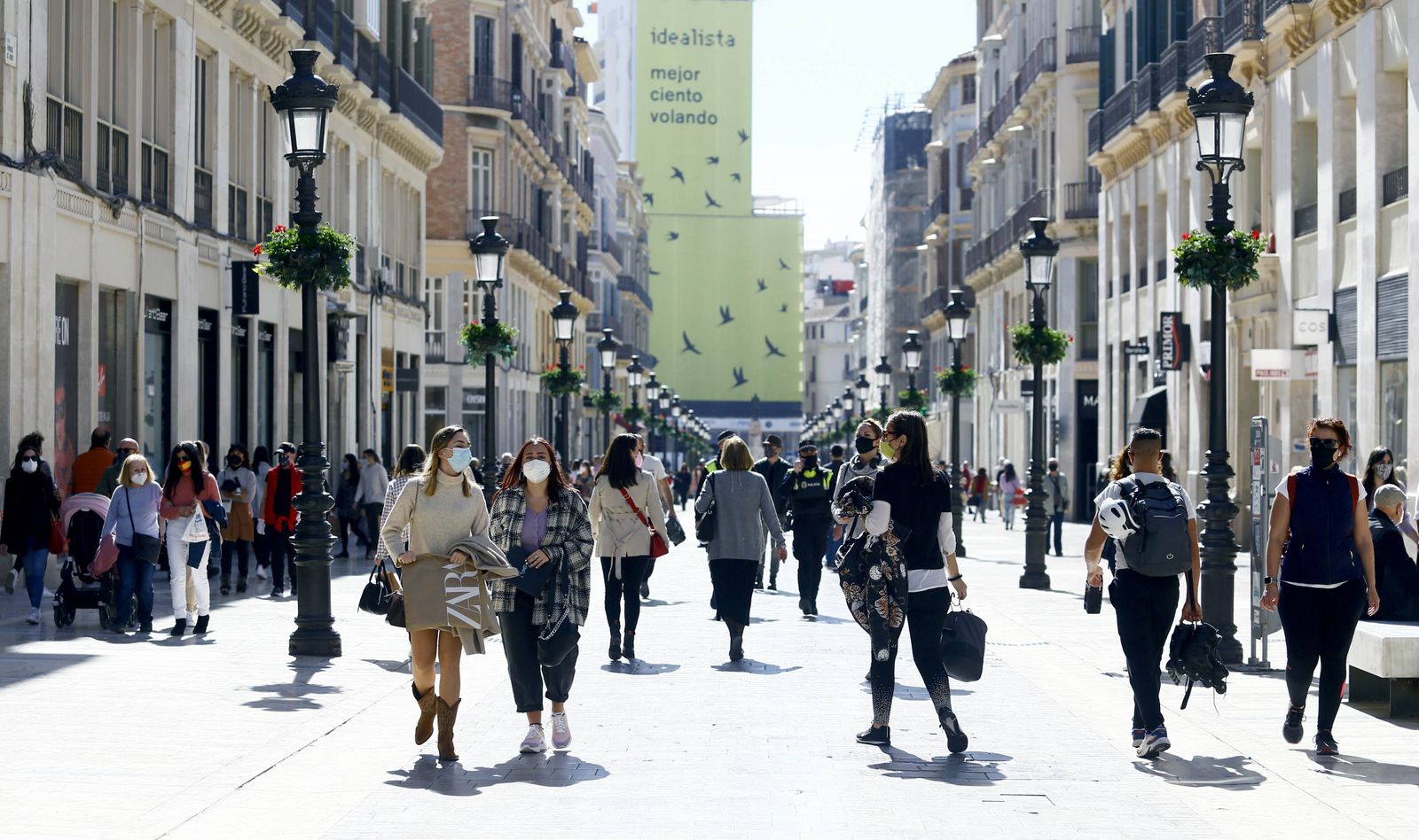 Decenas de personas deambulan por la calle Larios este sábado, cuando reabrieron los comercios.