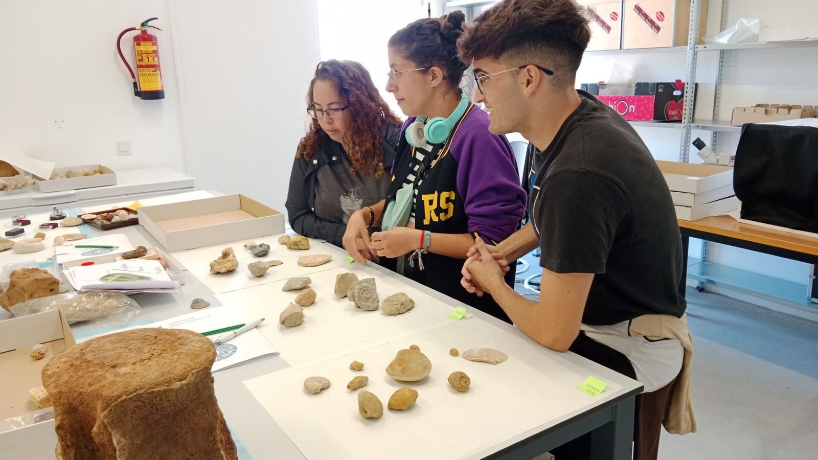 Alumnado conoce el mundo de los fósiles
