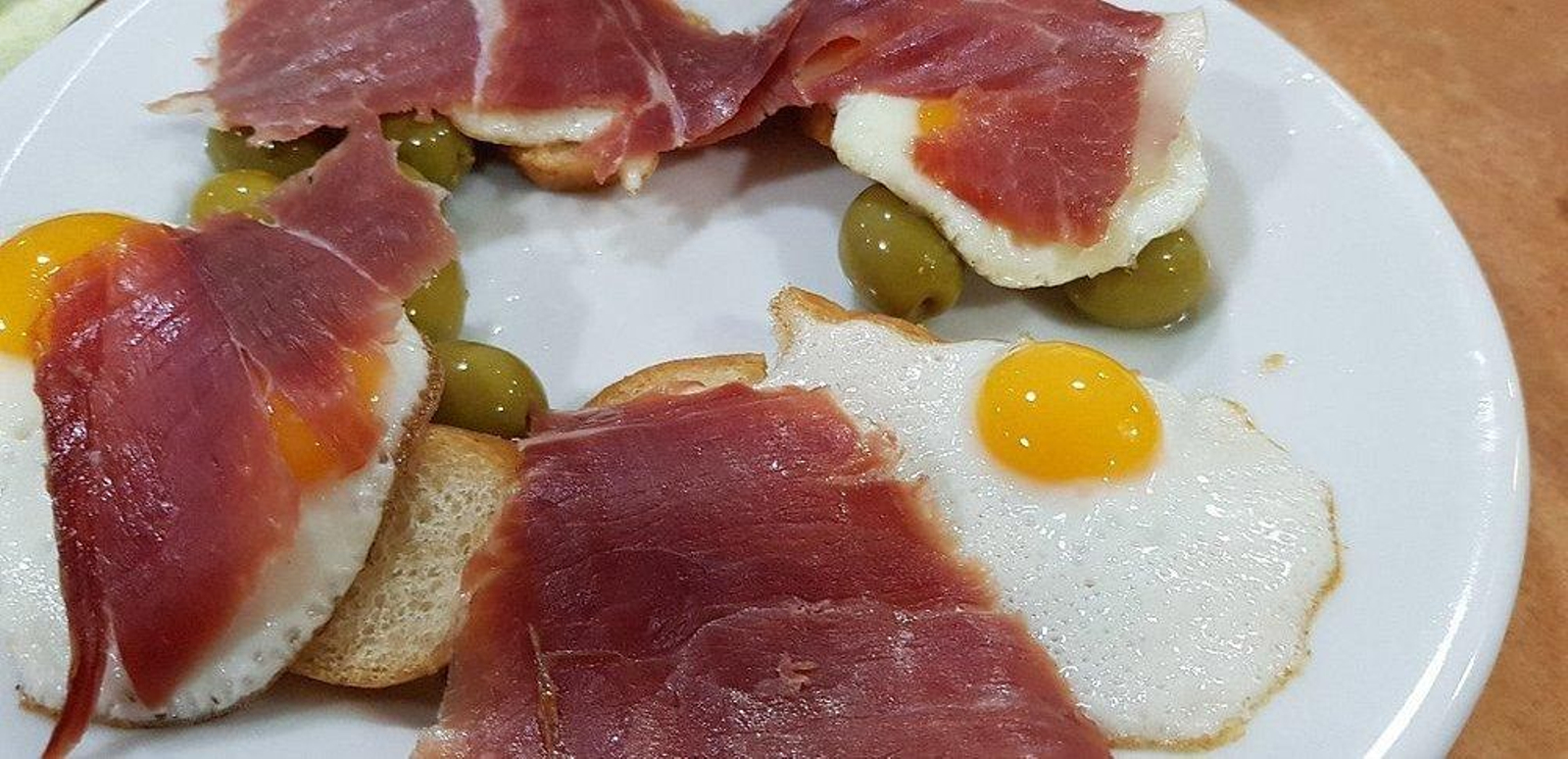 Un clásico: tosta de huevo de codorniz con jamón. Un clásico: tosta de huevo de codorniz con jamón.