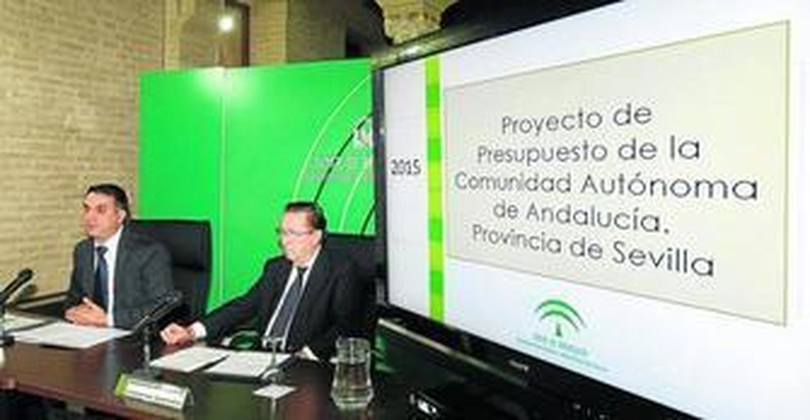 Francisco Javier Fernández y Emilio de Llera durante la presentación, ayer, de los Presupuestos de la Junta para la provincia de Sevilla.