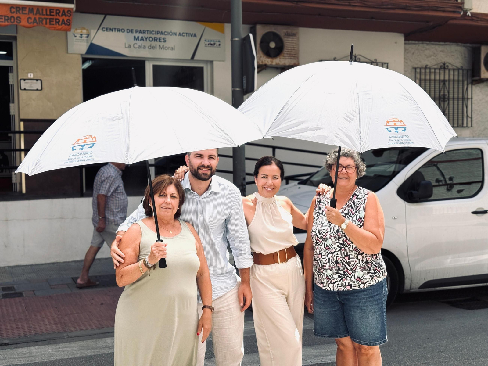 Reparto de paraguas en el centro de mayores de La Cala del Moral.