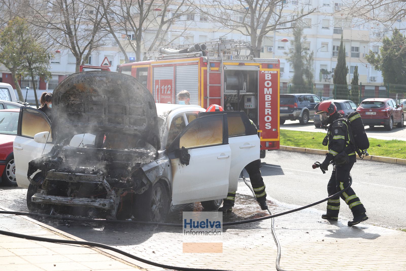 Arde un vehículo en la calle Honduras, junto a las instalaciones deportivas del Saladillo