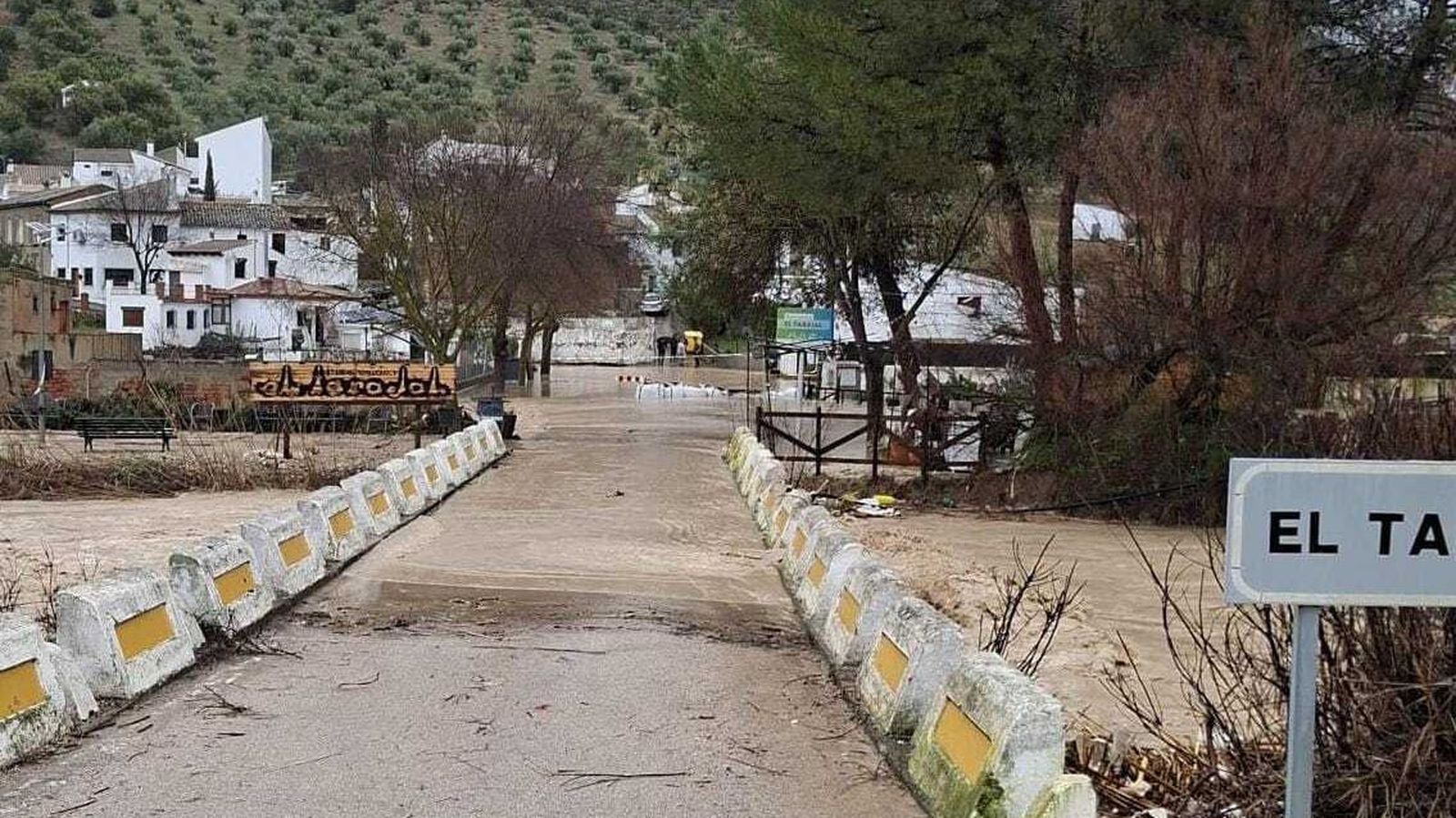 Acceso al núcleo de El Tarajal de Priego de Córdoba.