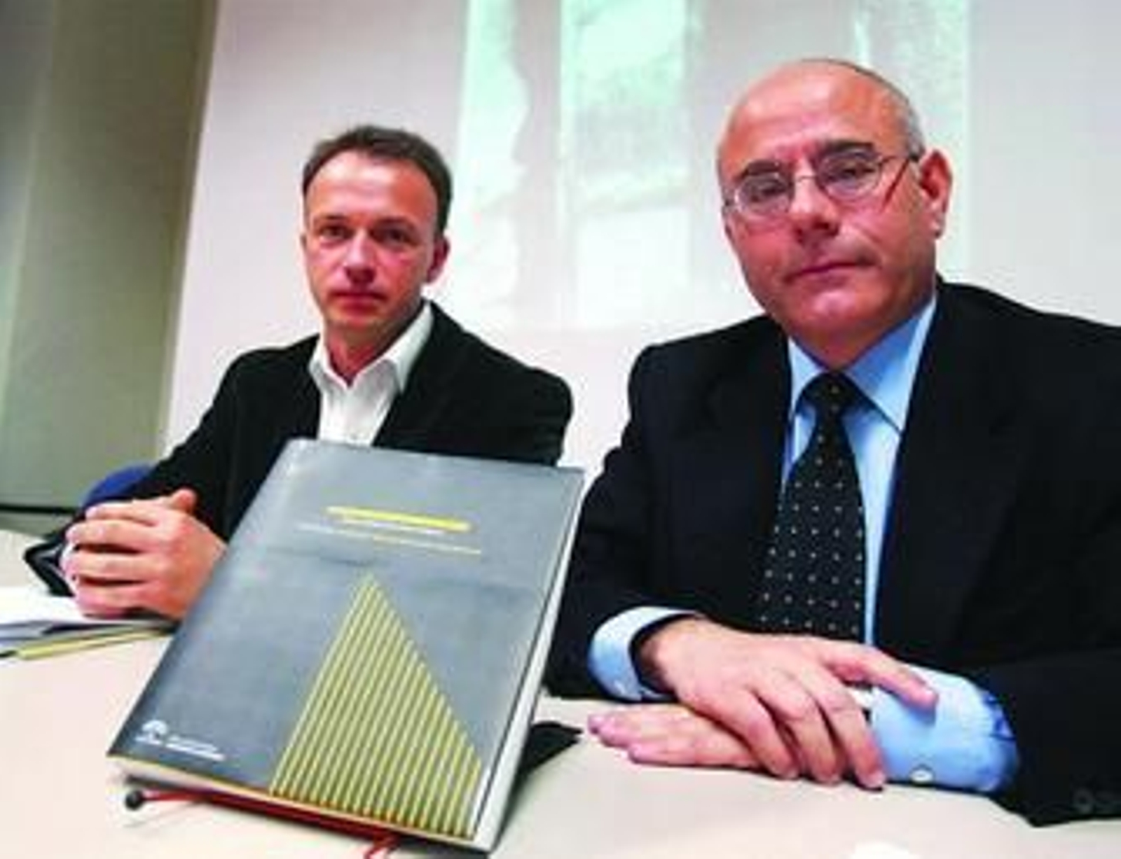 Alberto Egea, uno de los coordinadores del libro, junto con el presidente del CEA, Alfonso Yerga.