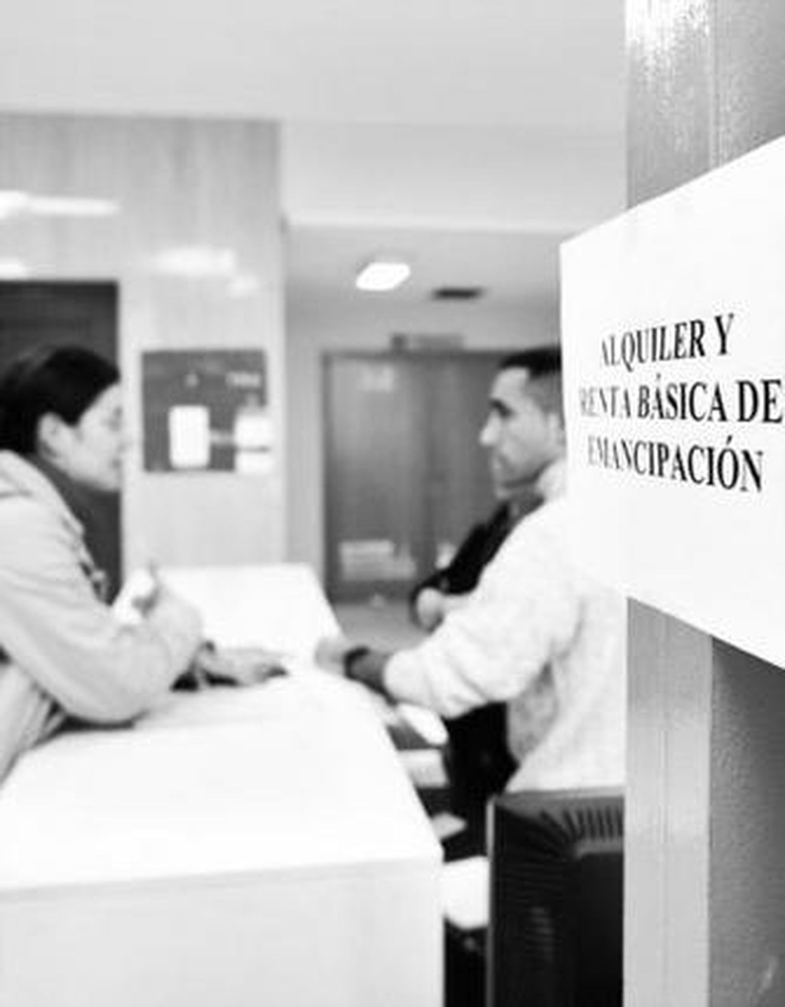 Un joven solicita información sobre la renta básica de emancipación.