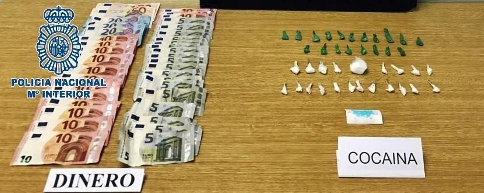 El dinero y la cocaína que fueron intervenidos en el registro de la vivienda social.