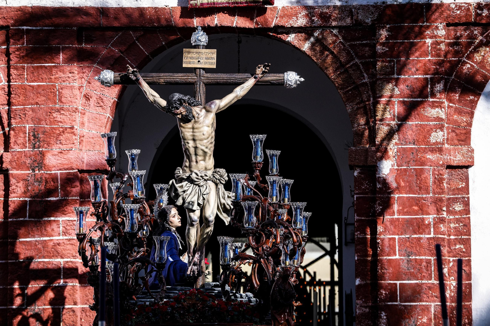 Imágenes de la salida de Desamparados en la Semana Santa de San Fernando 2025