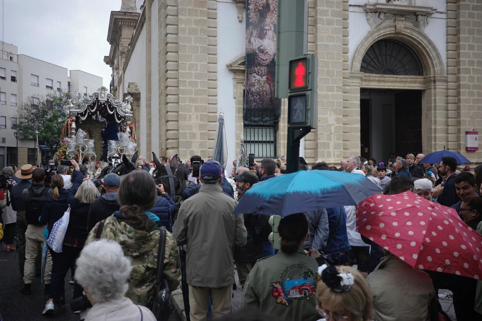 La salida de la hermandad del Rocío de Cádiz, en imágenes