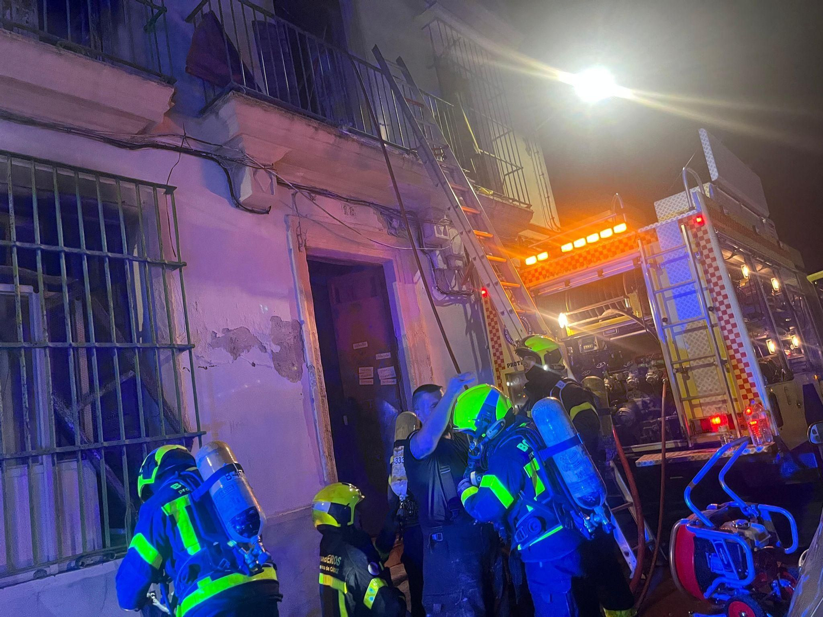 Bomberos en el exterior de la vivienda donde se produjo el incendio.