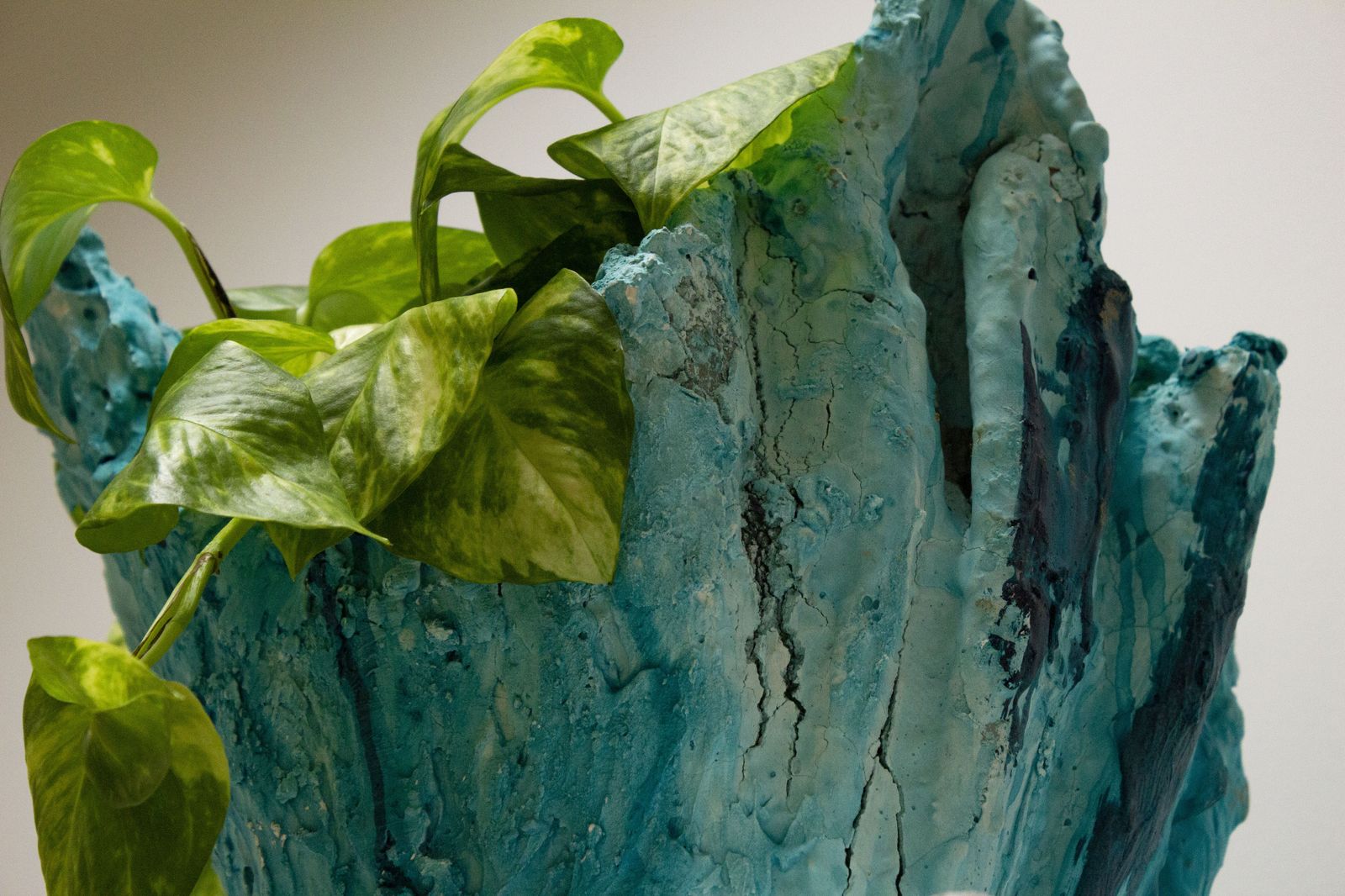 Fotos de la exposición "A través de las manos" del taller de cerámica del Centro La Marchenilla