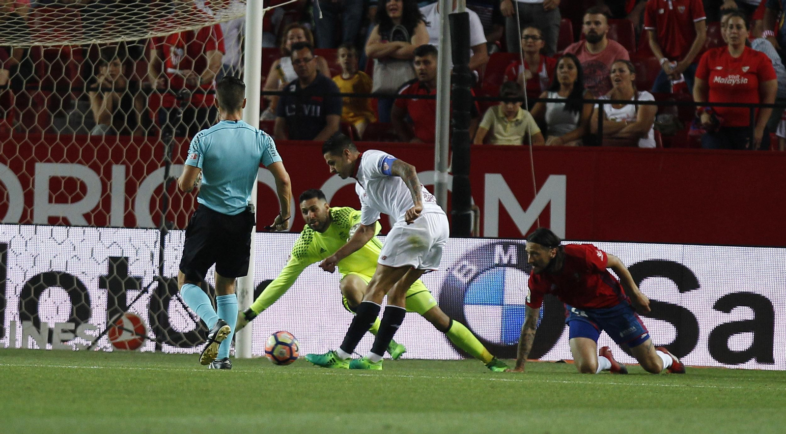 Vitolo dispara para hacer el quinto gol.