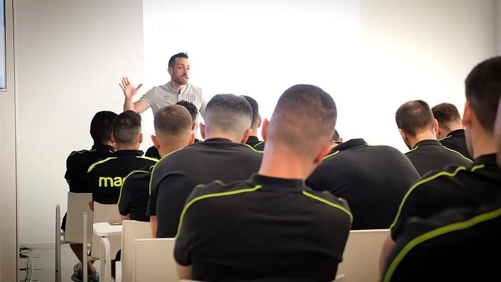 Colegiados de Primera Federación en una de las sesiones prácticas impartidas por el comité técnico de árbitros