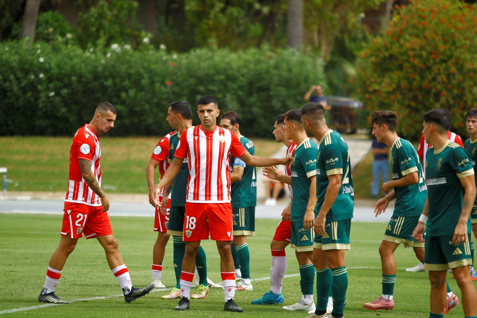 Los jugadores del Recre defienden un balón parado.