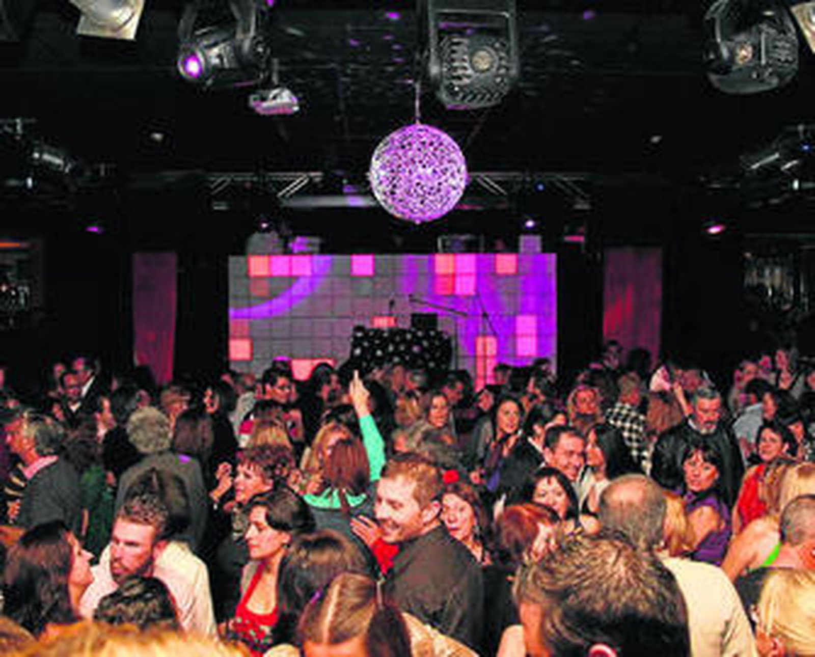 La decoración de la sala está inspirada en el estilo retro.