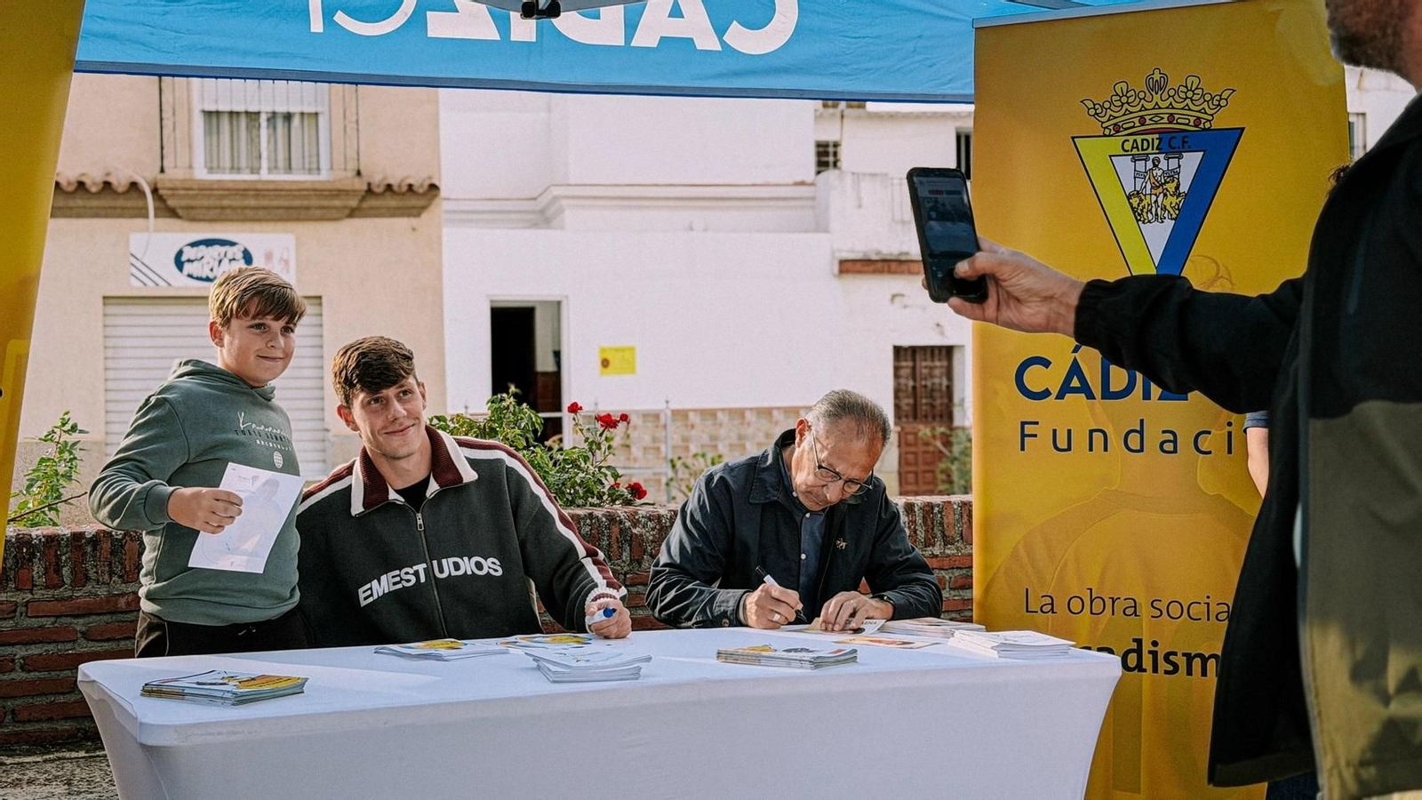 Iker Recio y Paco Baena atienden a los asistentes con firmas y fotografías.