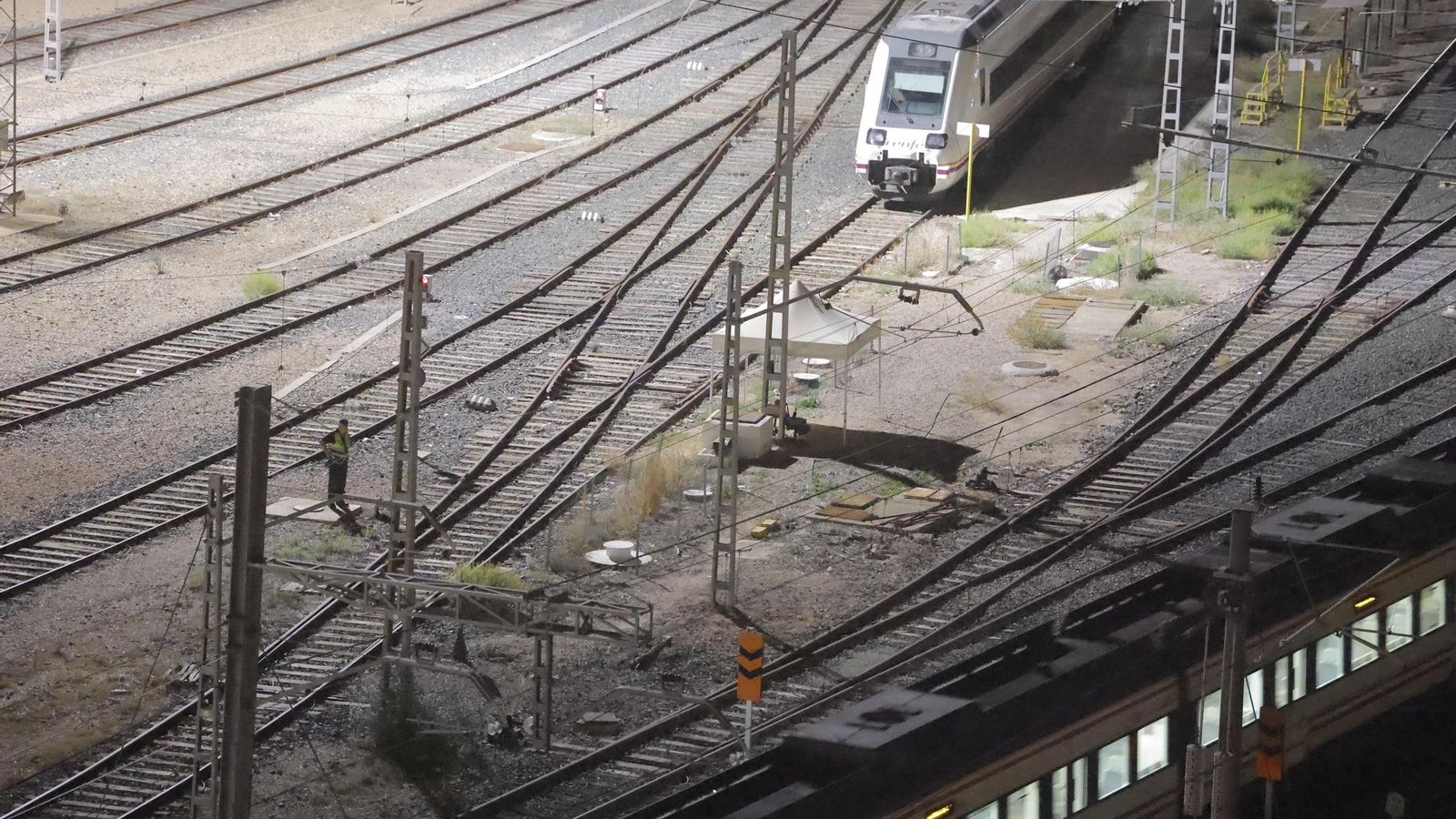 Búsqueda de Álvaro Prieto en las vías de Santa Justa.