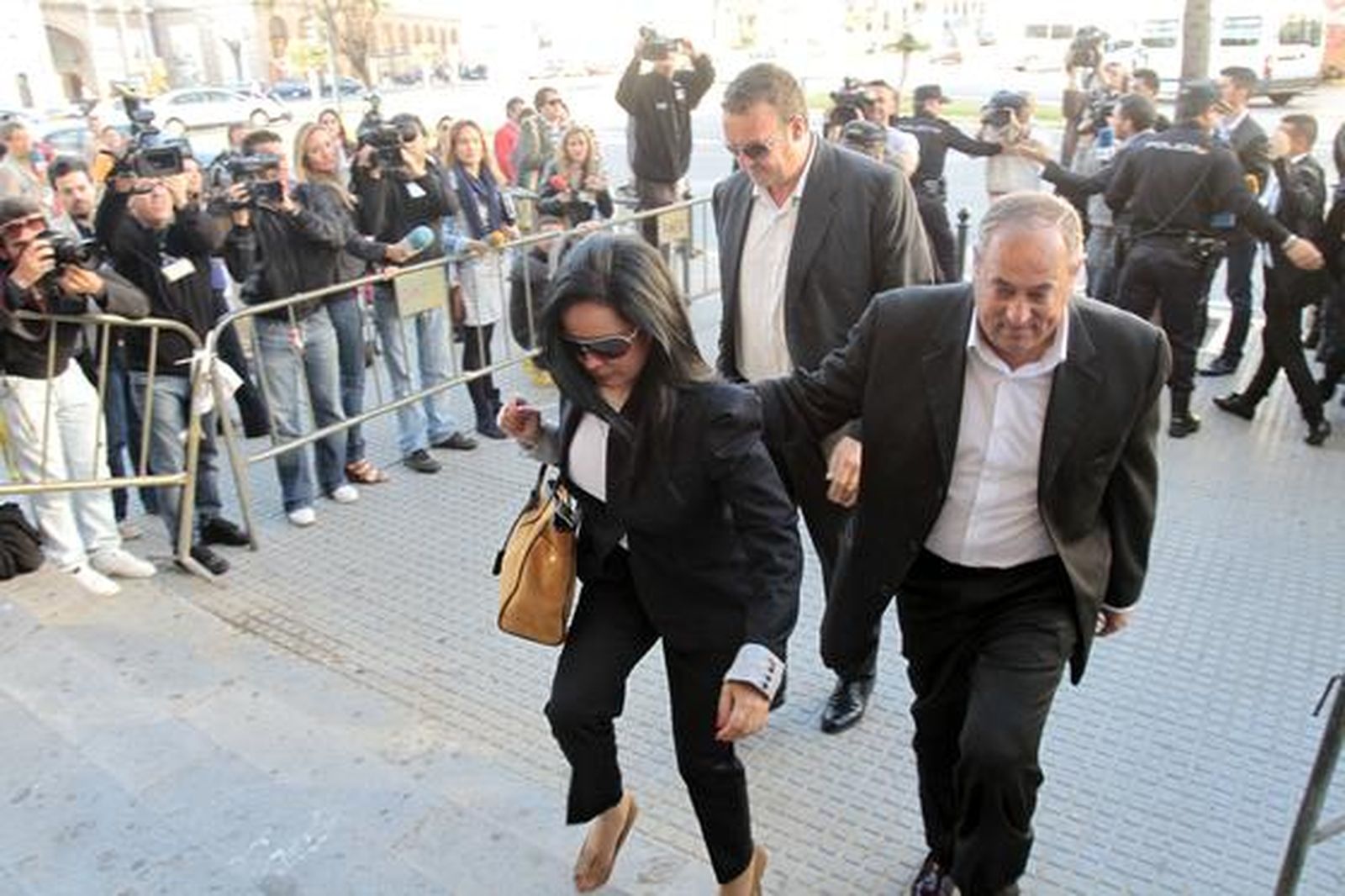 Prensa del corazón y curiosos aguardan en la puerta de la audiencia a los acusados en el segundo día del juicio por la ´Operación Karlos´. 

Foto: Lourdes de Vicente