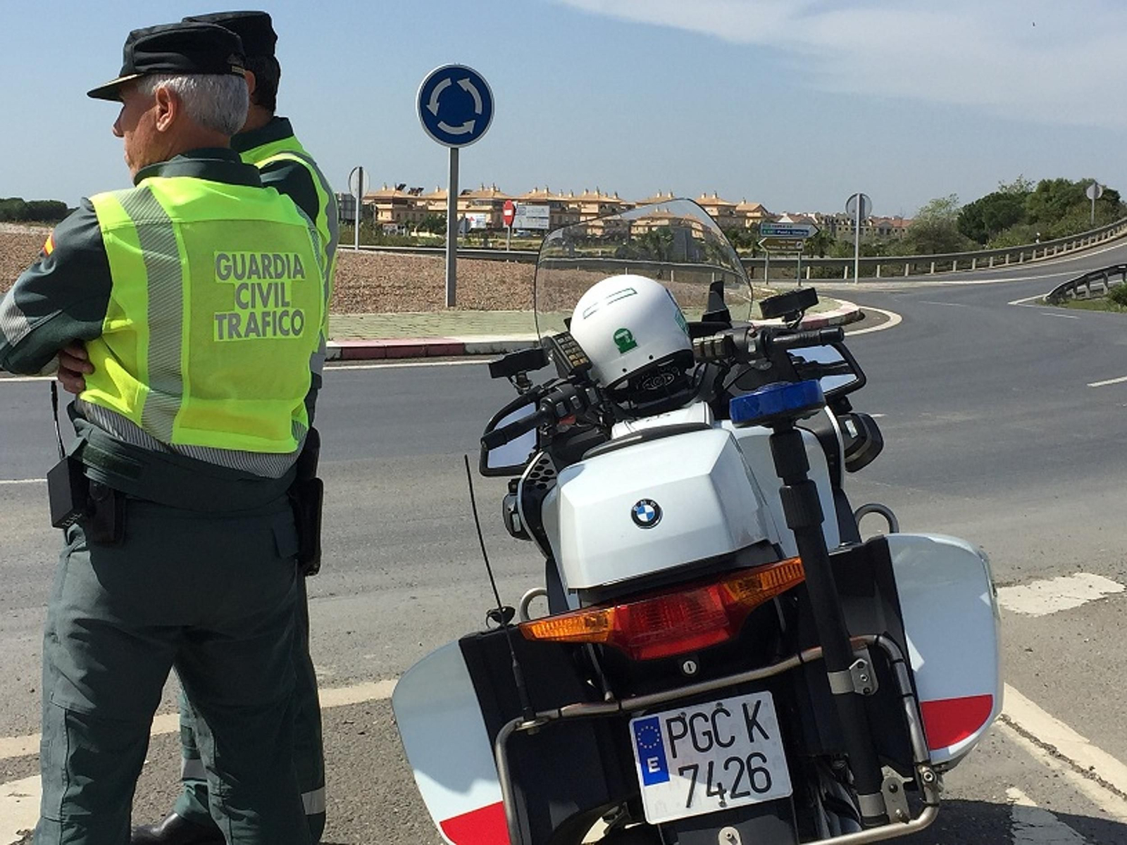 Agentes de la Guardia Civil de Tráfico.