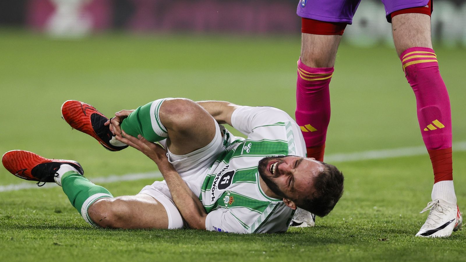 Pezzella se duele en el suelo.