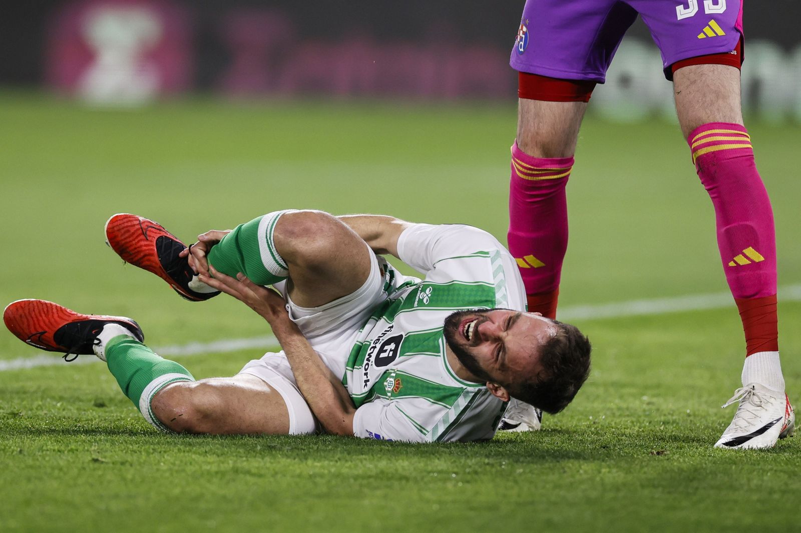 Pezzella se duele en el suelo.