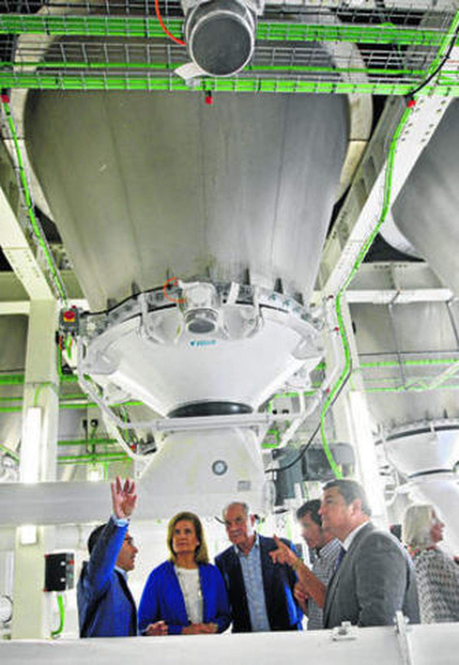 La ministra de Empleo, Fátima Báñez, en un momento de la visita a la Harinera Vilafranquina.