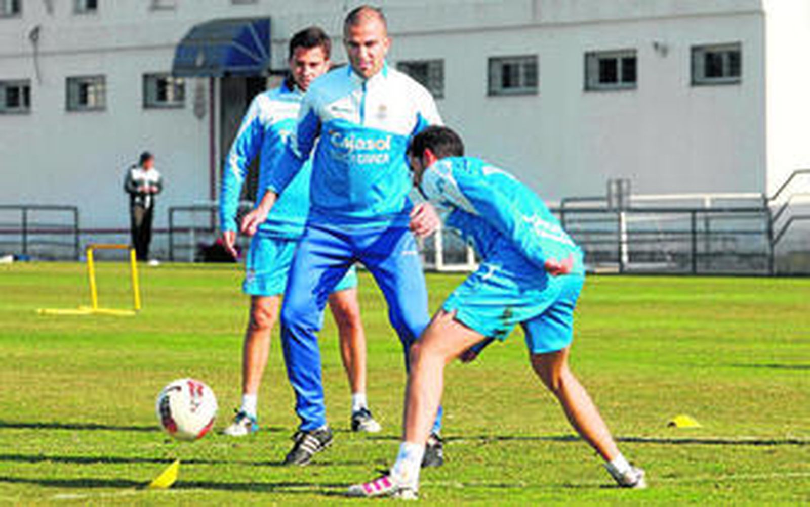 Manolo Martínez presiona a Juan Villar en el entrenamiento de ayer.