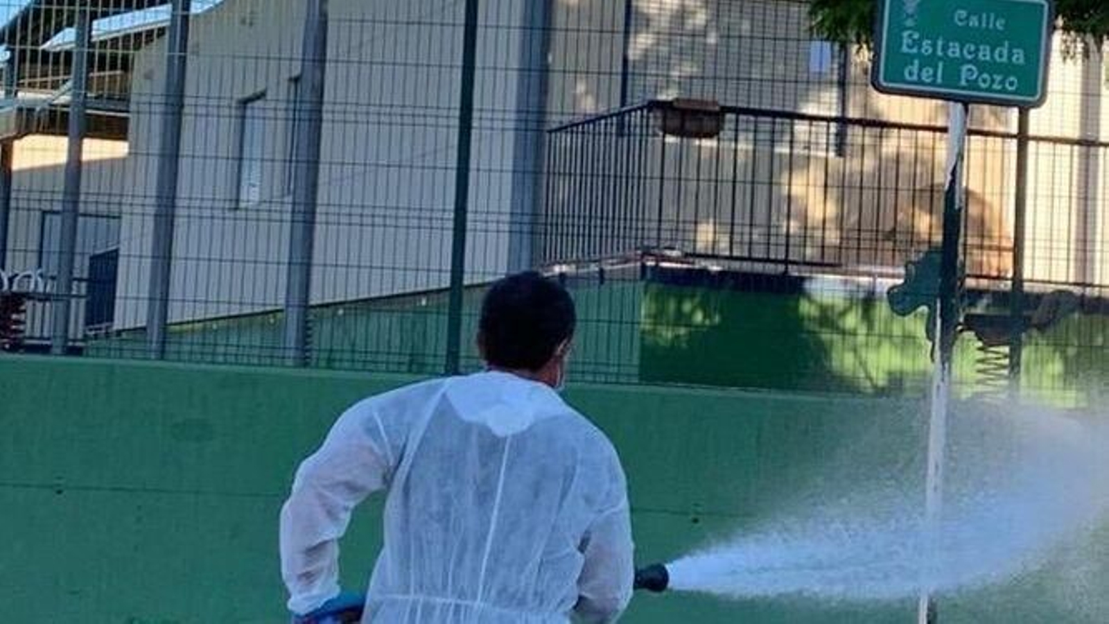 Tareas de desinfeccion a las puertas del colegio El Carmen de Tomares, en una imagen copartida por el alcalde.