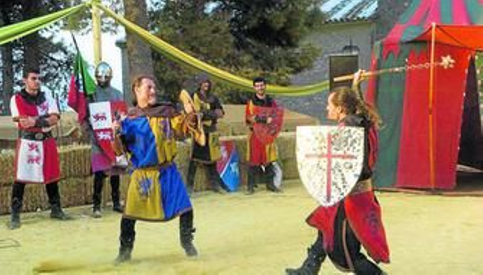 La lucha a espada entre caballeros es una de las animaciones con las que se toparán los que visiten Estepa durante estos días.