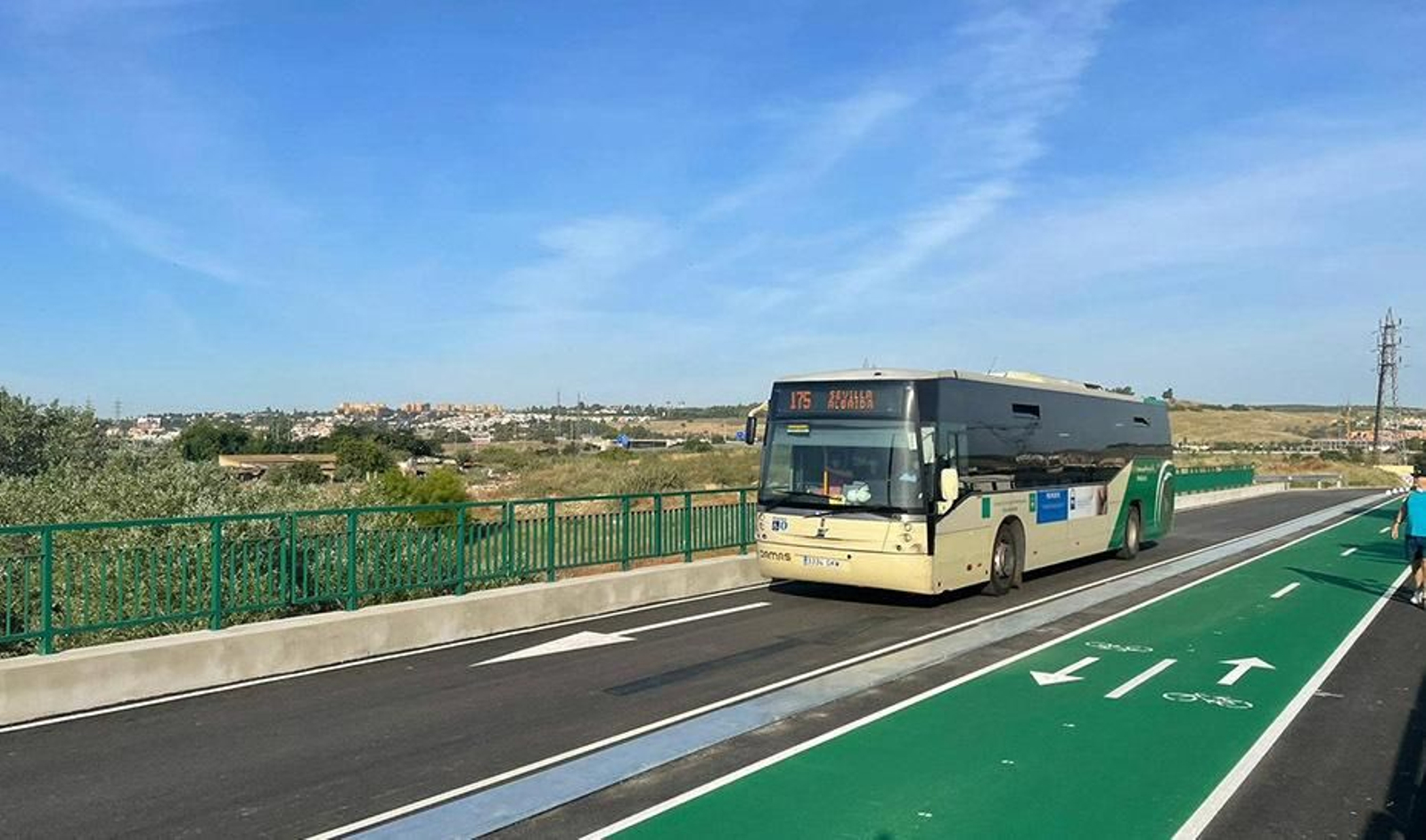El carril Bus-VAO a su paso por el puente de la Señorita.