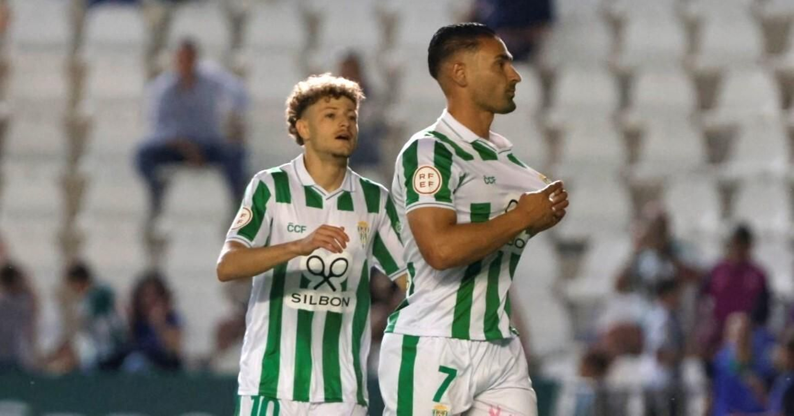 Kike Márquez señala el escudo del Córdoba CF tras su gol ante el Atlético Sanluqueño. Kike Márquez señala el escudo del Córdoba CF tras su gol ante el Atlético Sanluqueño.
