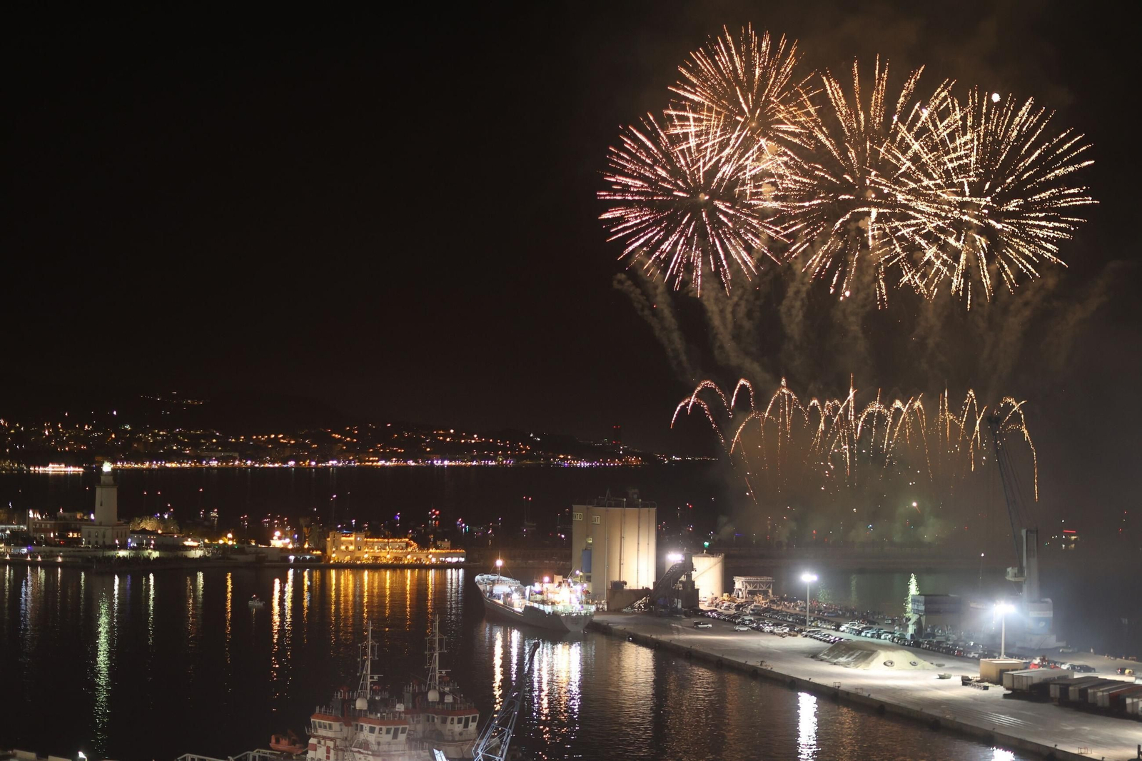 El espectáculo de drones y fuegos artificiales que dan paso a la Feria de Málaga.