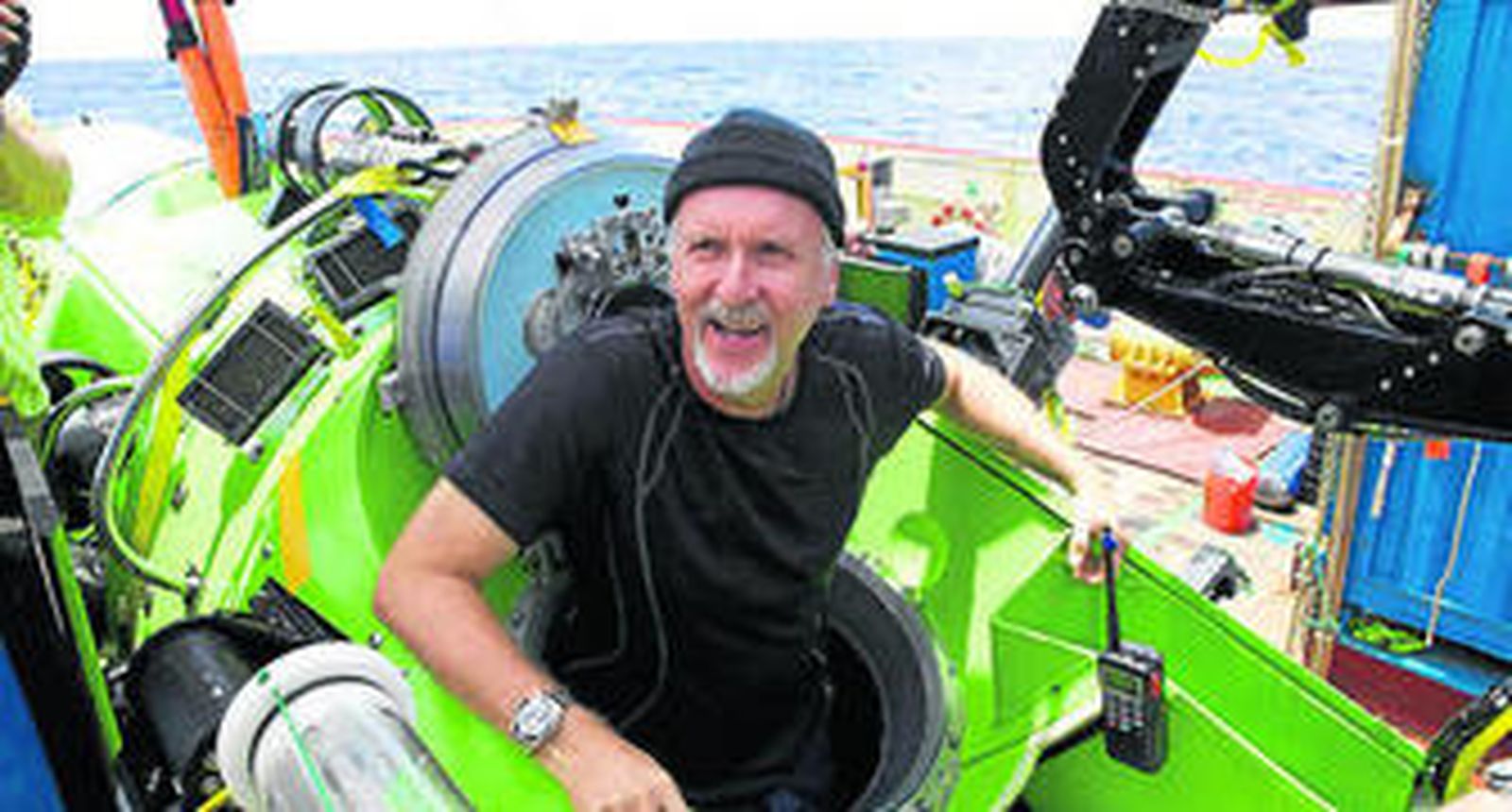 James Cameron, tras subir de la Fosa de las Marianas, en el Pacífico.
