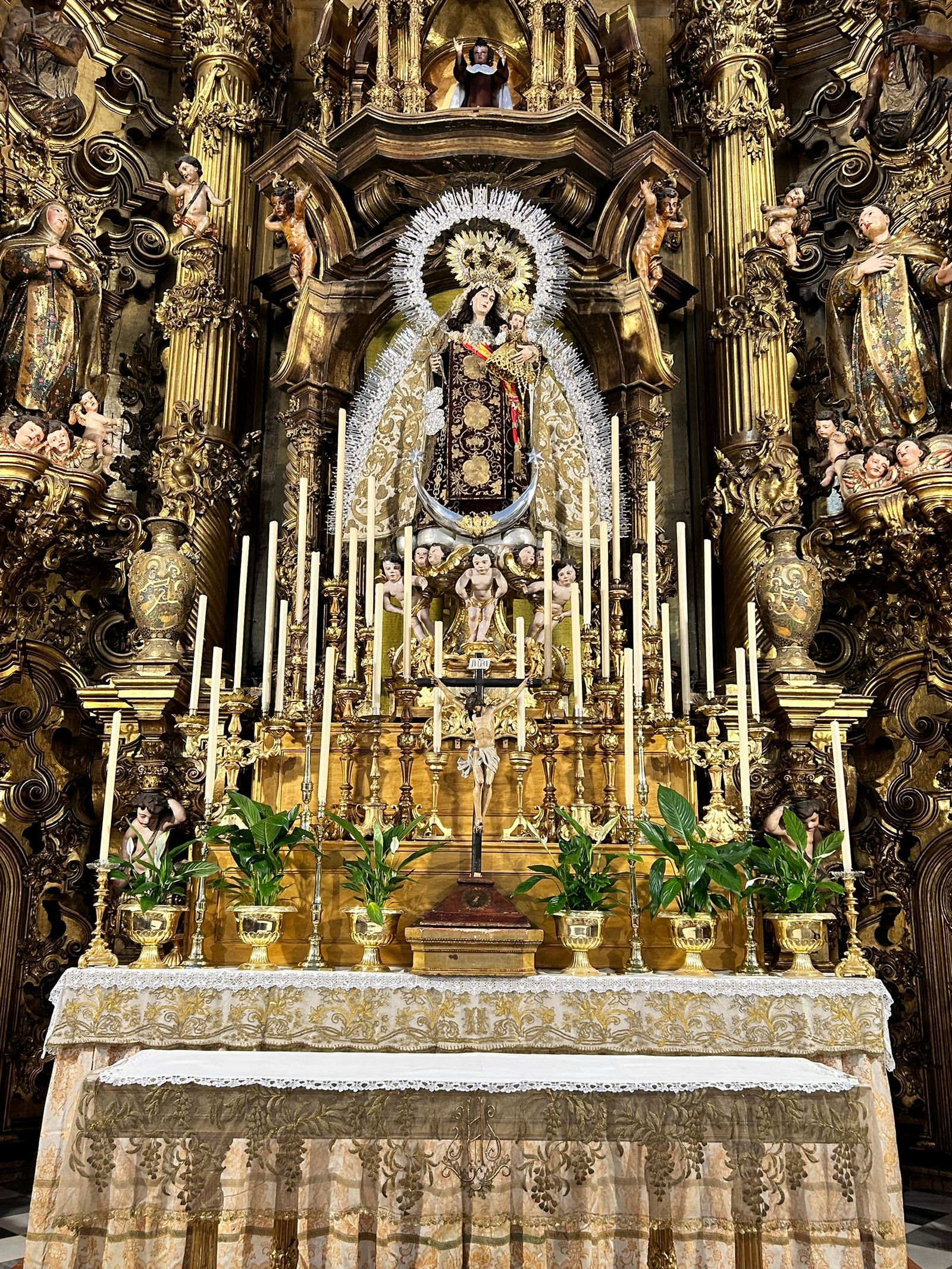 Altar de cultos de la Virgen del Carmen para la novena de este año