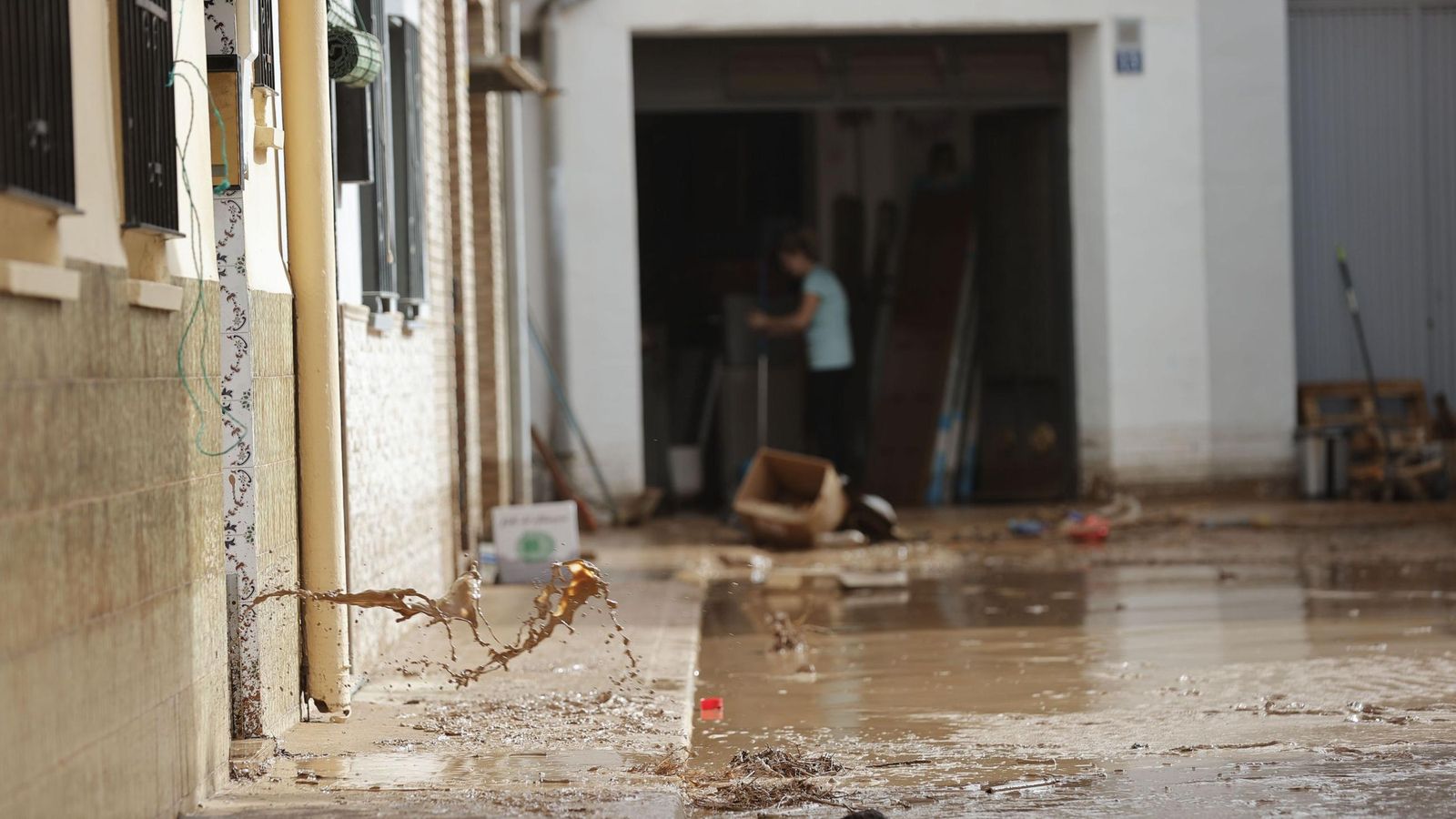 Afectados por la DANA tratan de limpiar sus pertenencias